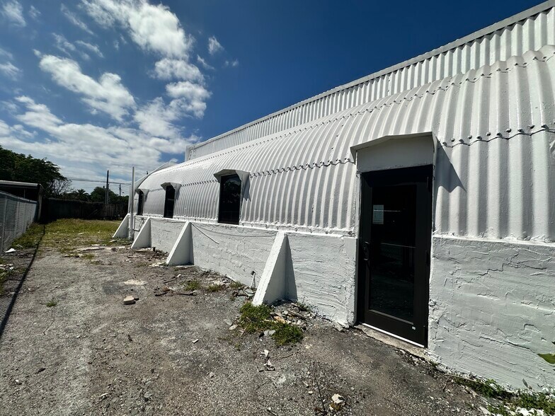 More Photos Of 2012 N Dixie Hwy, Hollywood Light Manufacturing For Sale