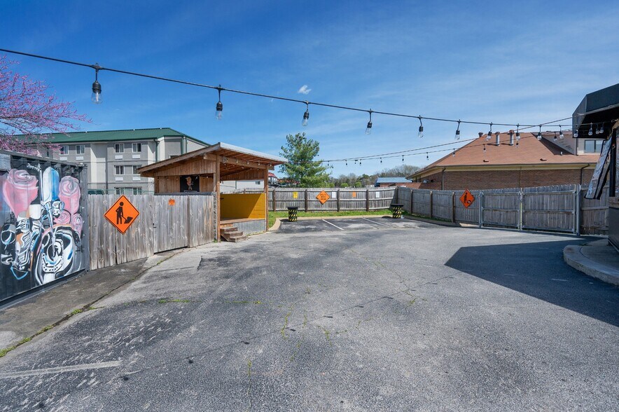 More Photos Of 3248 Blackwood Dr, Nashville Bar For Sale