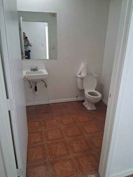 More Photos Of 1605 W Broadway Rd, Phoenix Warehouse For Sale