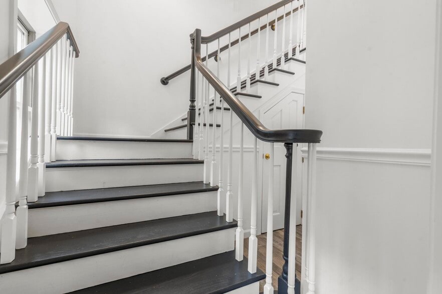 More Photos Of 276 Main St, Farmington Medical For Sale