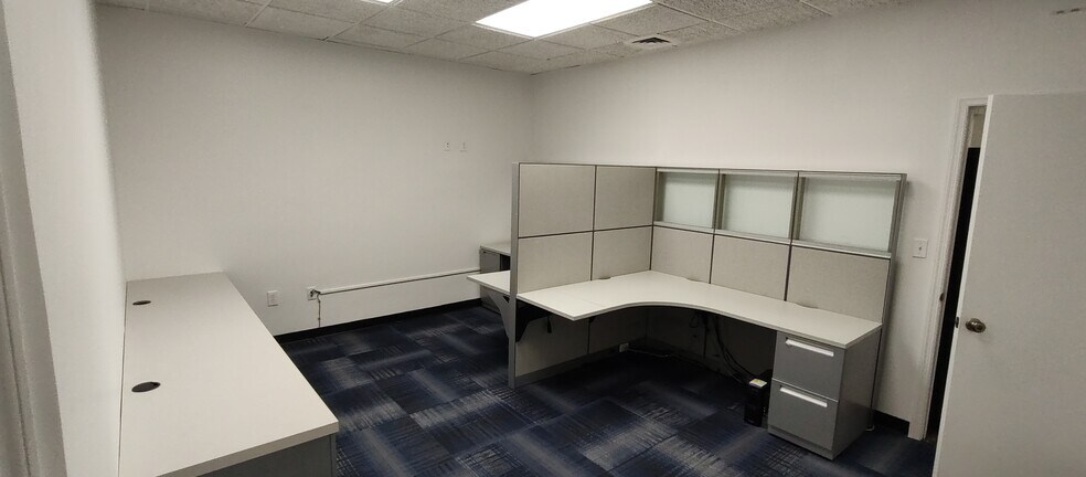 More Photos Of 240 Plandome Rd, Manhasset Office For Lease
