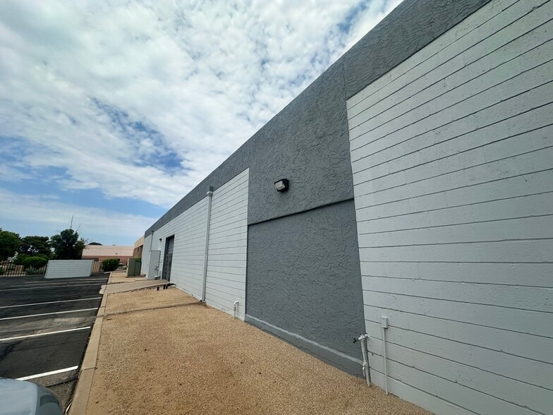 More Photos Of 2214 W Huntington Dr, Tempe Warehouse For Lease