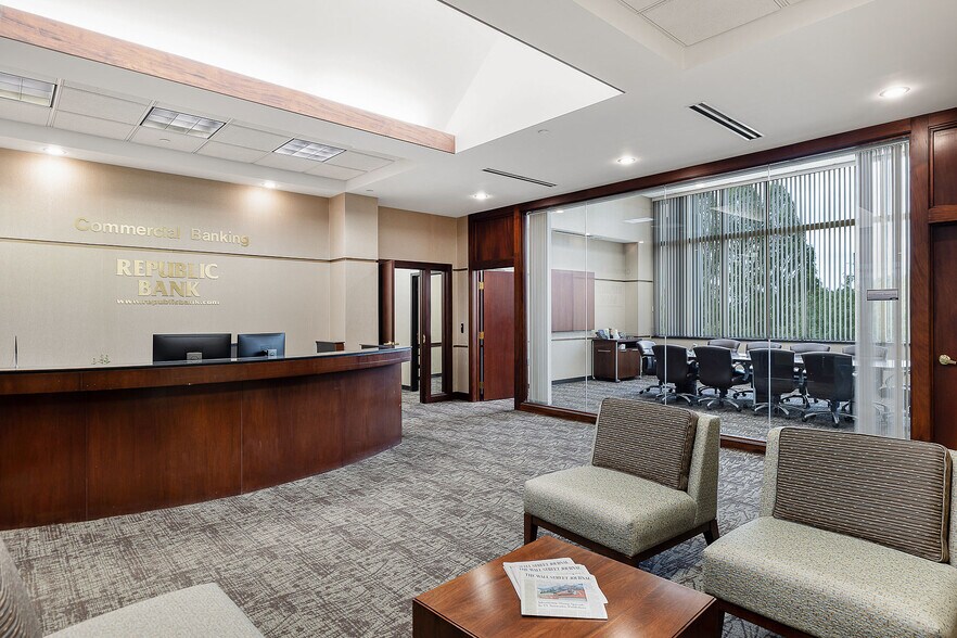 More Photos Of 661 S Hurstbourne Pky, Louisville Office For Sale