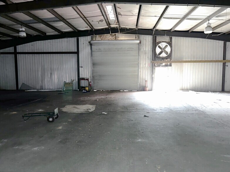 More Photos Of 378 Eastland Rd, Dothan Distribution For Sale