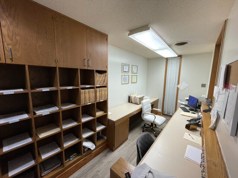 More Photos Of 116 W 19th St, Falls City Showroom For Sale
