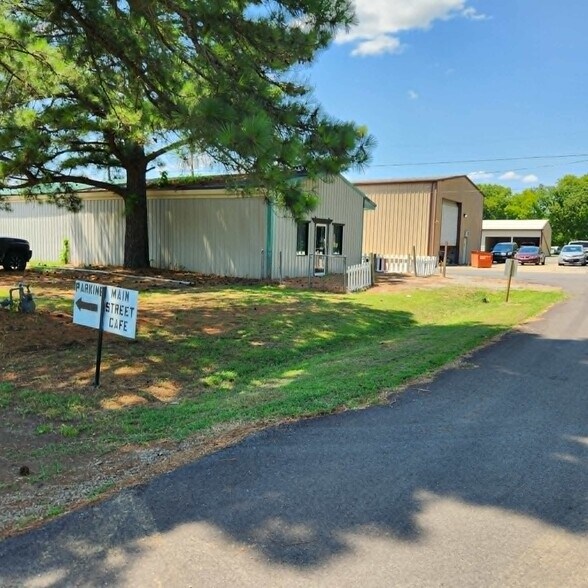 More Photos Of 102 S Main St, Hackett Restaurant For Sale