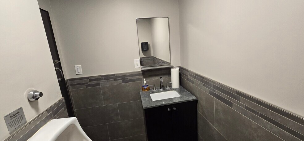 More Photos Of 2550 E Miraloma Way, Anaheim Contractor Storage Yard For Lease