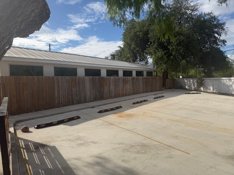 More Photos Of 418 Vine St, San Antonio Office Residential For Sale