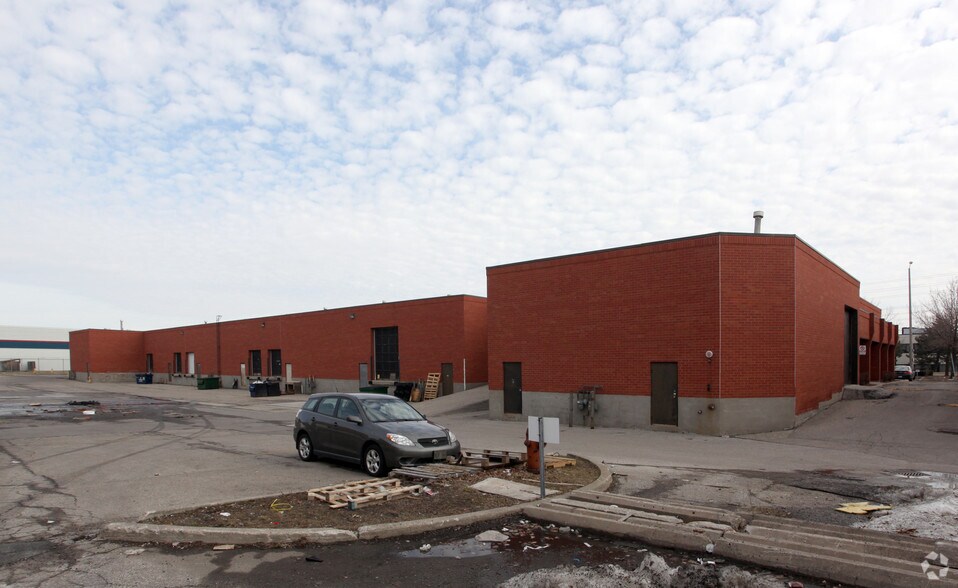 More Photos Of 6380 Tomken Rd, Mississauga Flex For Lease