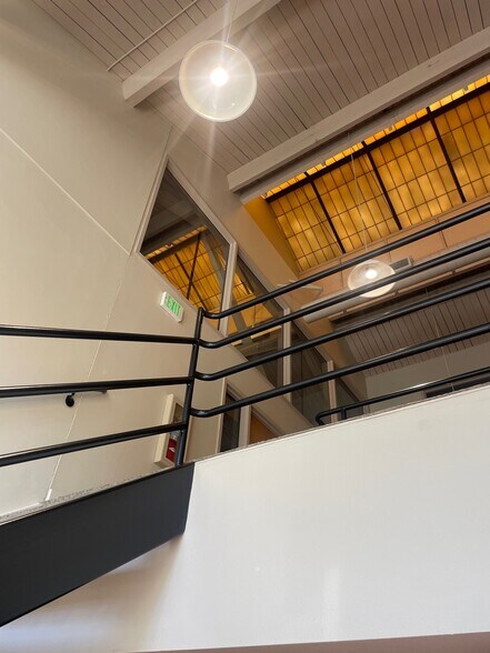 More Photos Of 2705 E Burnside St, Portland Office For Sale