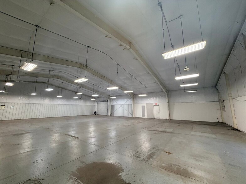 More Photos Of 1522 Veterans Pky, Columbus Flex For Lease