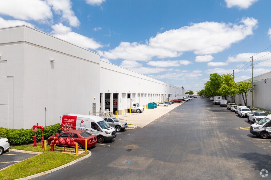 More Photos Of 1701-1729 NW 84th Ave, Miami Warehouse For Lease