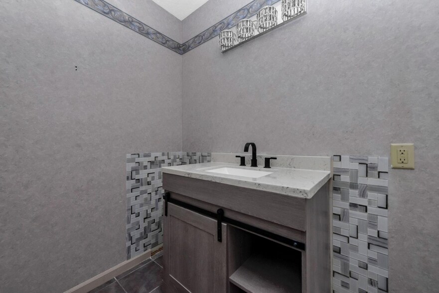 More Photos Of 444-454 E Center St, Marion Office For Sale