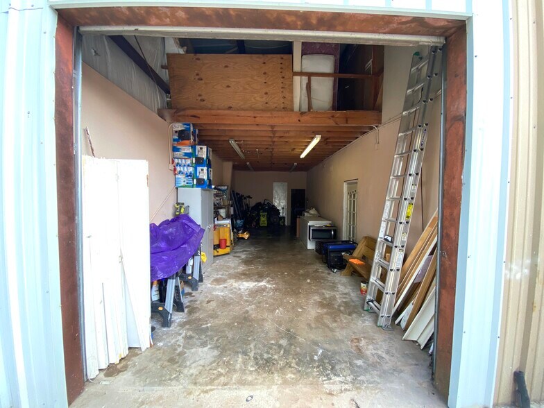 More Photos Of 15518 Silver Ridge Dr, Houston Specialty For Lease