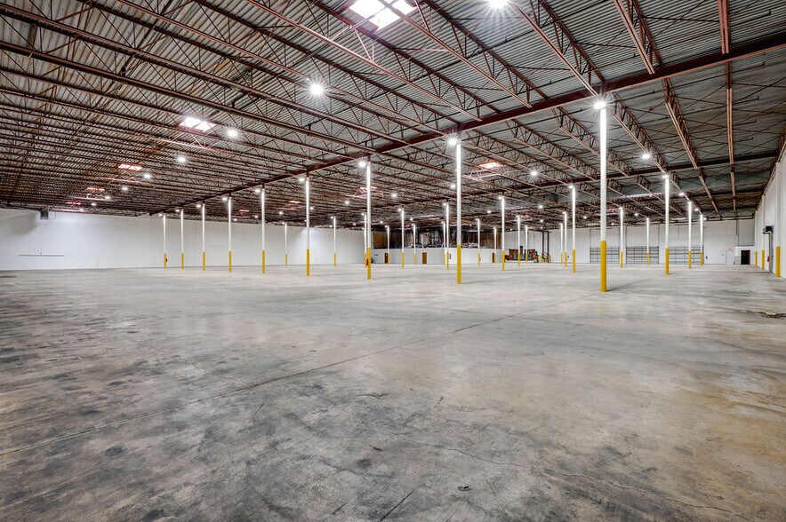 More Photos Of 2205-2215 E Pioneer Dr, Irving Manufacturing For Lease
