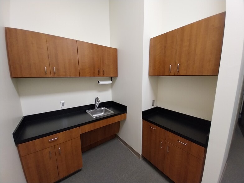 More Photos Of 300 E New Hope Rd, Cedar Park Light Manufacturing For Lease