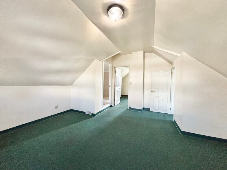 More Photos Of 39 Grenhart Rd, Stamford Freestanding For Lease