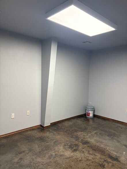 More Photos Of 9708 NW 6th St, Oklahoma City Distribution For Lease