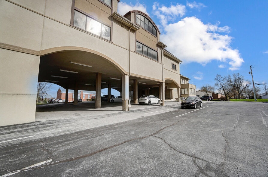 More Photos Of 916-920 W Market St, Lima Medical For Lease