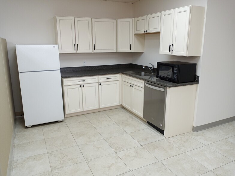 More Photos Of 887-891 Bolger Ct, Fenton Light Distribution For Lease