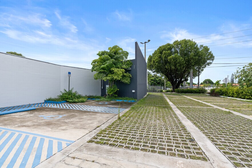 More Photos Of 3075 NW South River Dr, Miami Storefront Retail Office For Lease