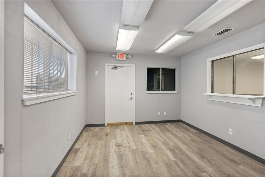 More Photos Of 820 Mcbride Ln, Corpus Christi Warehouse For Lease