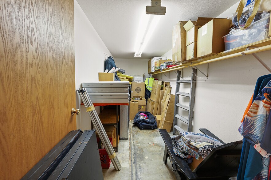 More Photos Of 1828 Park Ave, New Holstein Light Distribution For Sale