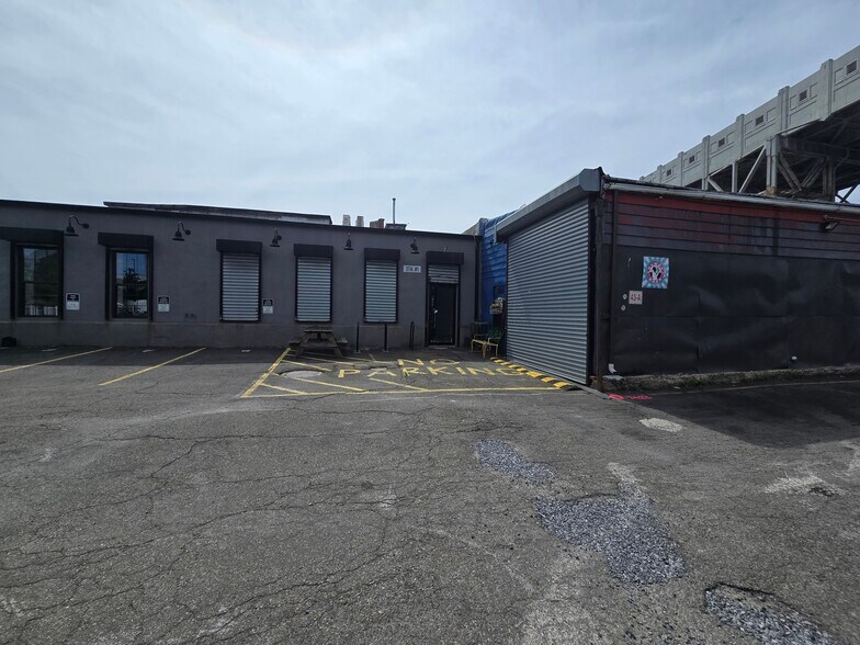 More Photos Of 65 9th St, Brooklyn Warehouse For Lease