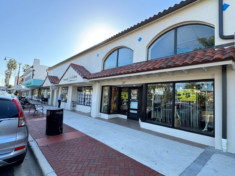 More Photos Of 213 W Venice Ave, Venice Storefront For Lease