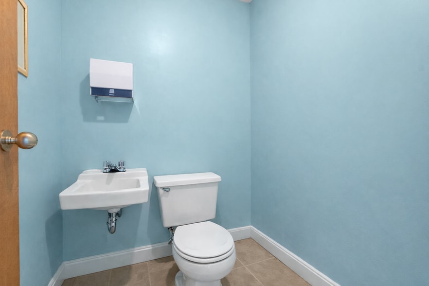 More Photos Of 403-409 Rue Saint-Roch, Montréal Warehouse For Sale