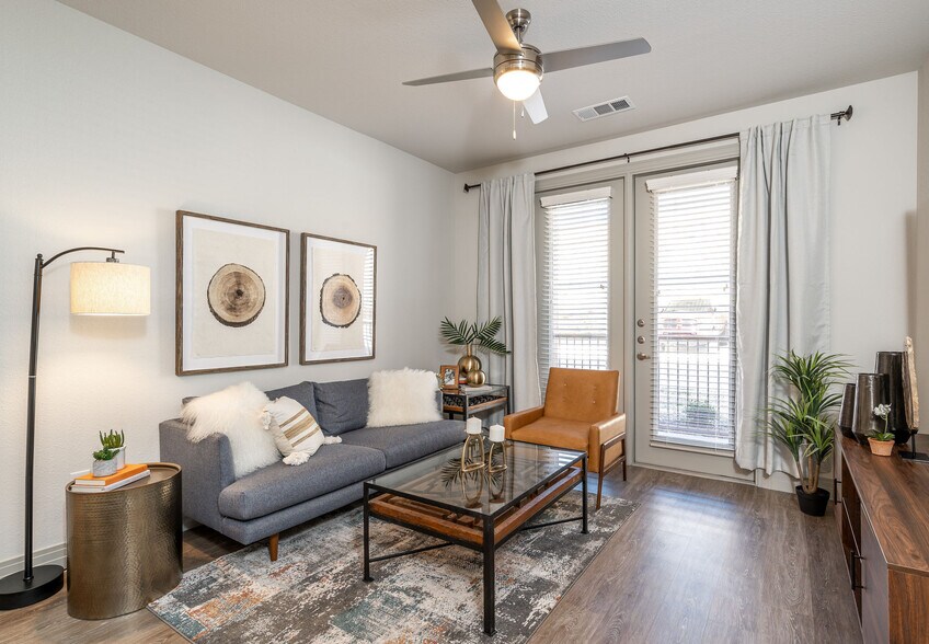 More Photos Of 900 Cinema Dr, Hudson Oaks Apartments For Lease