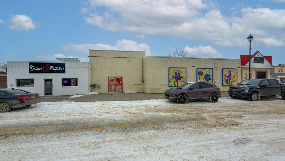 More Photos Of 5020 50 St, Sylvan Lake Storefront For Sale