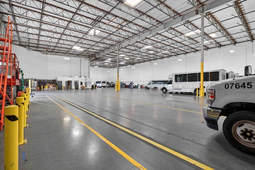 More Photos Of 9031 N Lurline Ave, Chatsworth Distribution For Lease