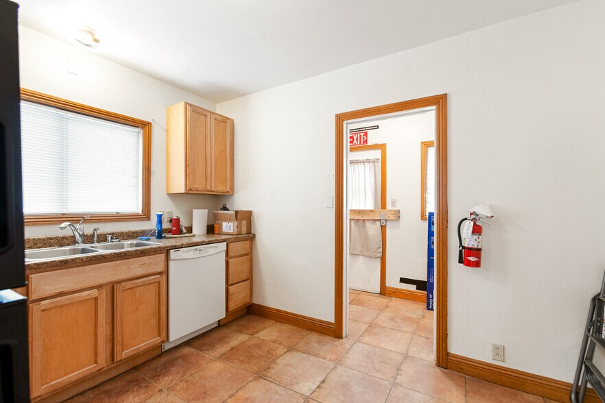 More Photos Of 635 Veile Ave, Beaumont Office For Sale