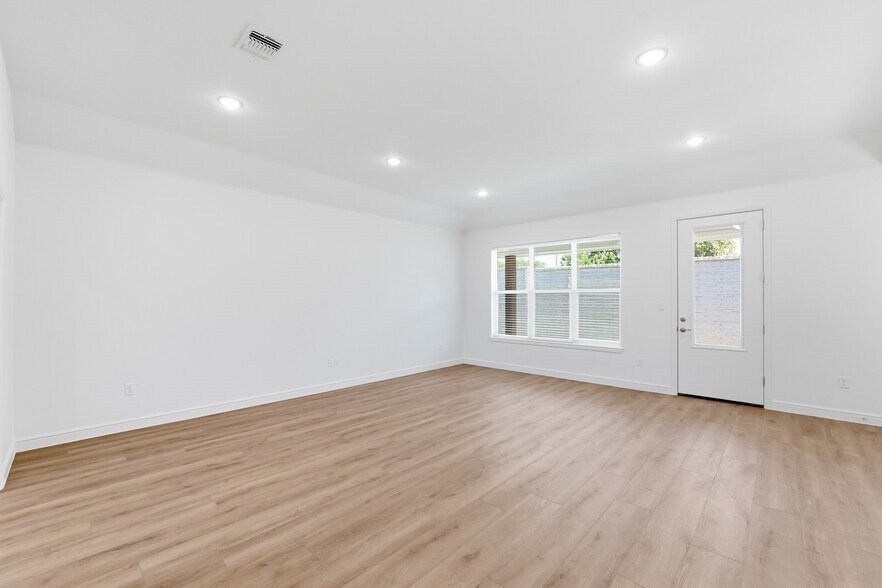 More Photos Of 200-210 Ewell st, Granbury Apartments For Sale