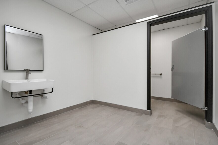 More Photos Of 421 Little York Rd, Houston Truck Stop For Lease