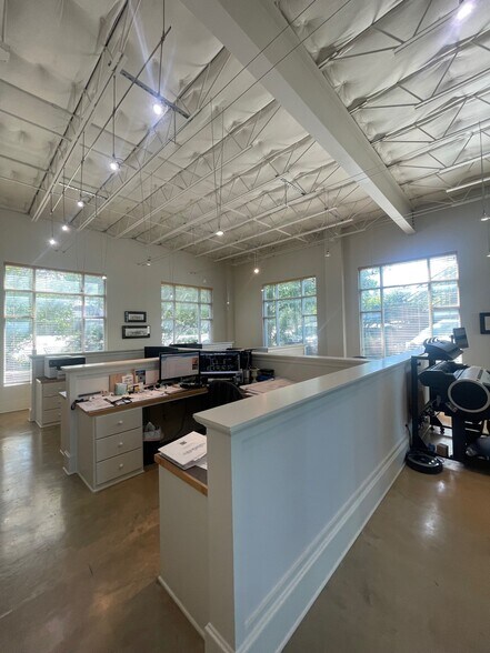 More Photos Of 242 W Sunset Rd, San Antonio Office For Lease