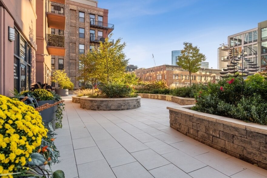 More Photos Of 325-333 N Des Plaines St, Chicago Apartments For Lease