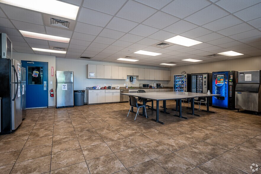 More Photos Of 9450 W Wingfoot Rd, Houston Manufacturing For Lease