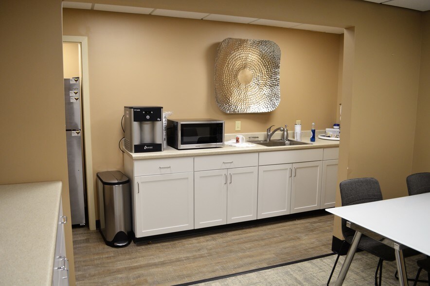 More Photos Of 6125 Airport Fwy, Haltom City Office For Lease