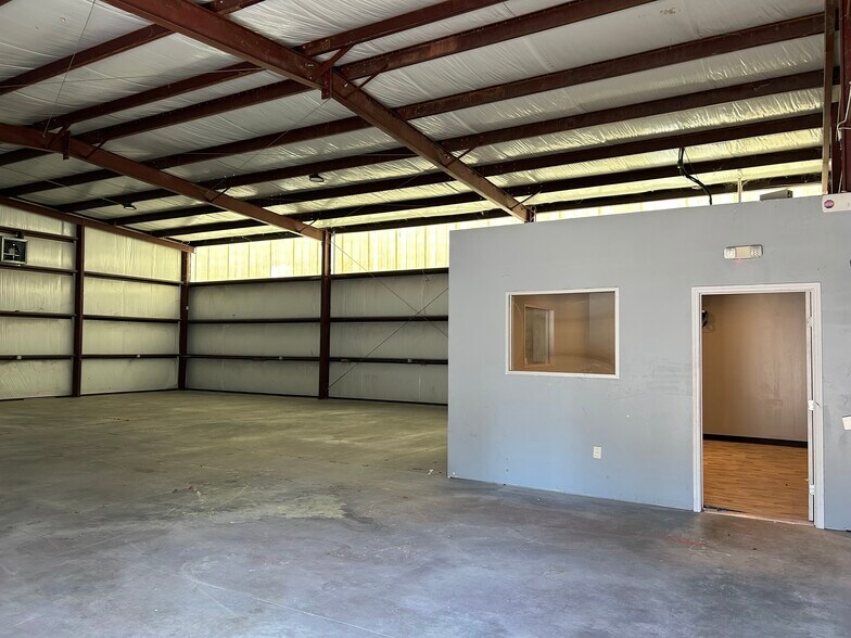 More Photos Of 12017 Carlsbad St, Houston Distribution For Lease