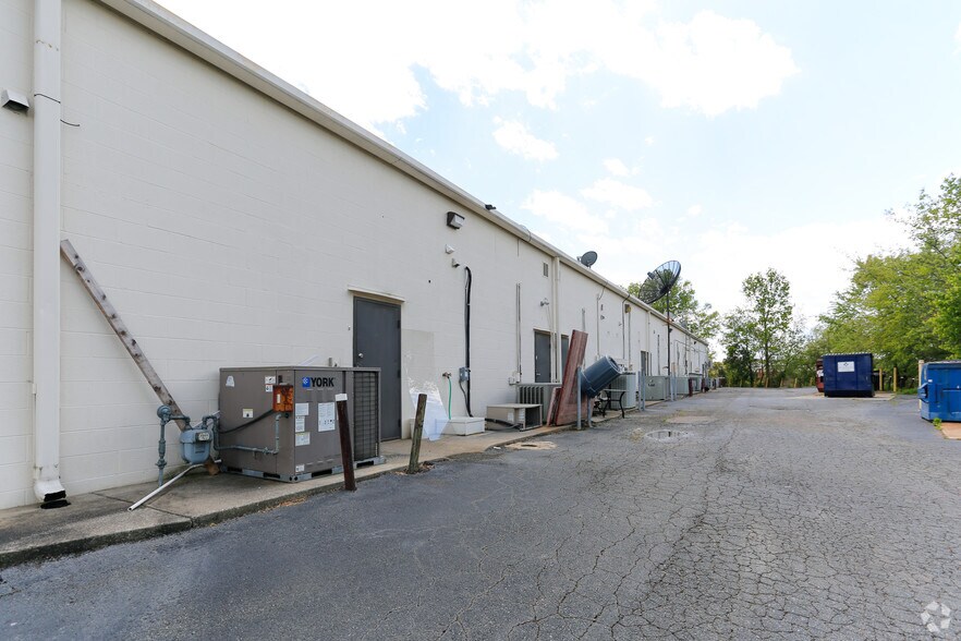 More Photos Of 19507 W Catawba Ave, Cornelius Freestanding For Lease