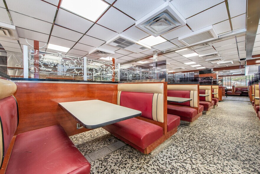 More Photos Of 2020 Greenwood Lake Tpke, Hewitt Restaurant For Lease