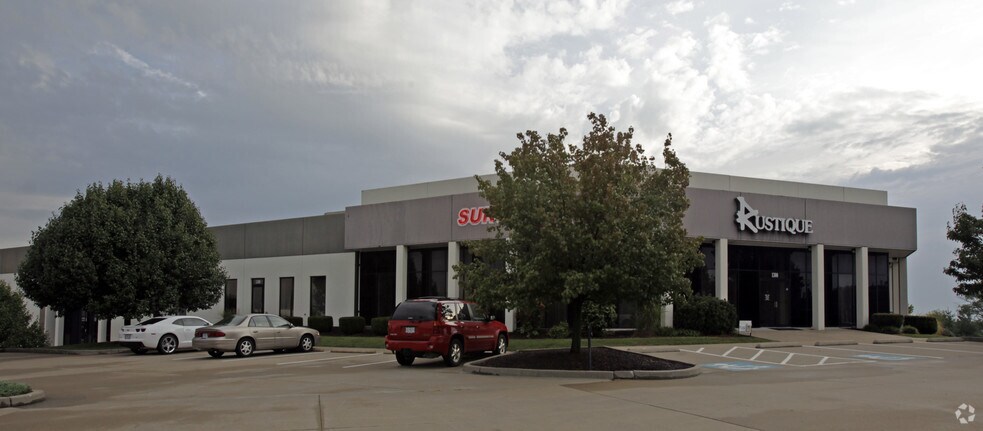 More Photos Of 1300-1308 Rustique Sq, O'Fallon Warehouse For Lease