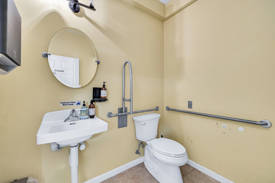 More Photos Of 93 Elm St, Old Saybrook Restaurant For Sale