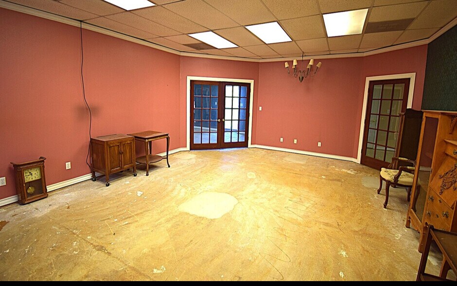 More Photos Of 1001 E Cedar Creek Pky, Seven Points Office For Sale