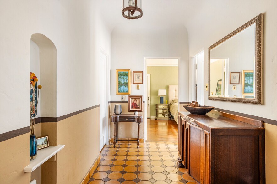 More Photos Of 366 N Sycamore Ave, Los Angeles Apartments For Sale