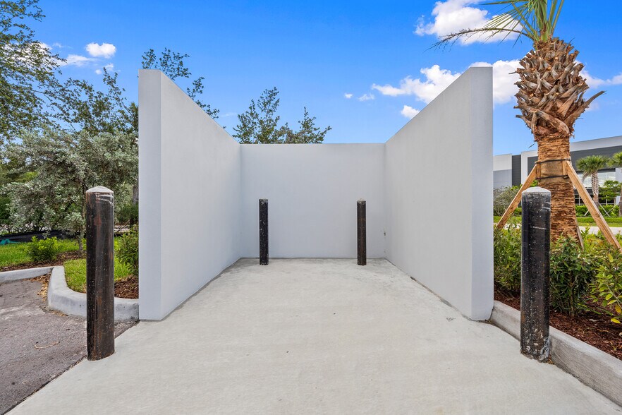 More Photos Of 14701 Walgreens Dr, Jupiter Warehouse For Lease