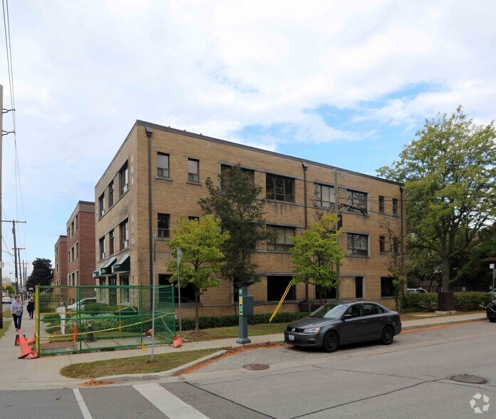 More Photos Of 2842 Bloor St W, Toronto Office For Lease