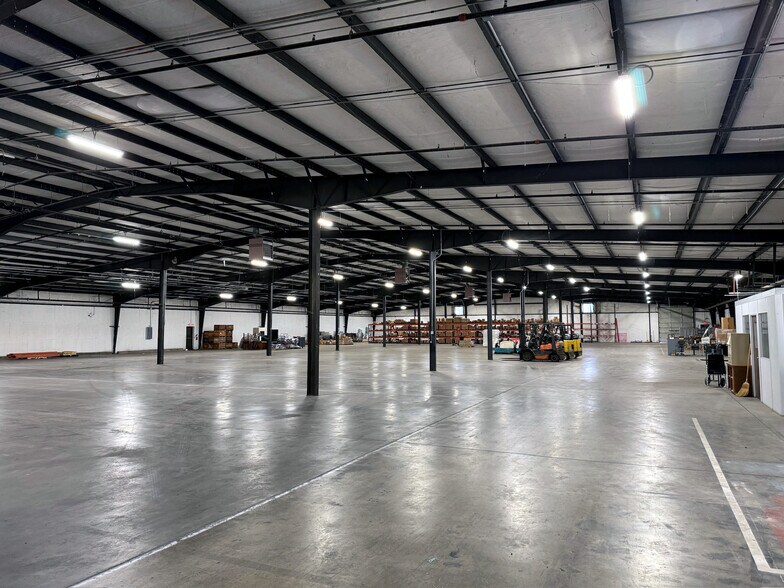 More Photos Of 1090 Shamrock Ave, Landrum Distribution For Sale